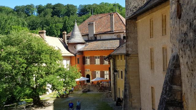 cour-du-cloitre-maison-du-prieur_DEFAULT.jpg