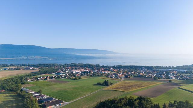 yvonand-au-survol-depuis-le-vallon-des-vaux_DEFAULT.jpg